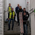 6 SSN Gebäudetechnik Mitarbeiter stehen auf einer Treppe, ein Mitarbeiter hält eine Leiter in der Hand